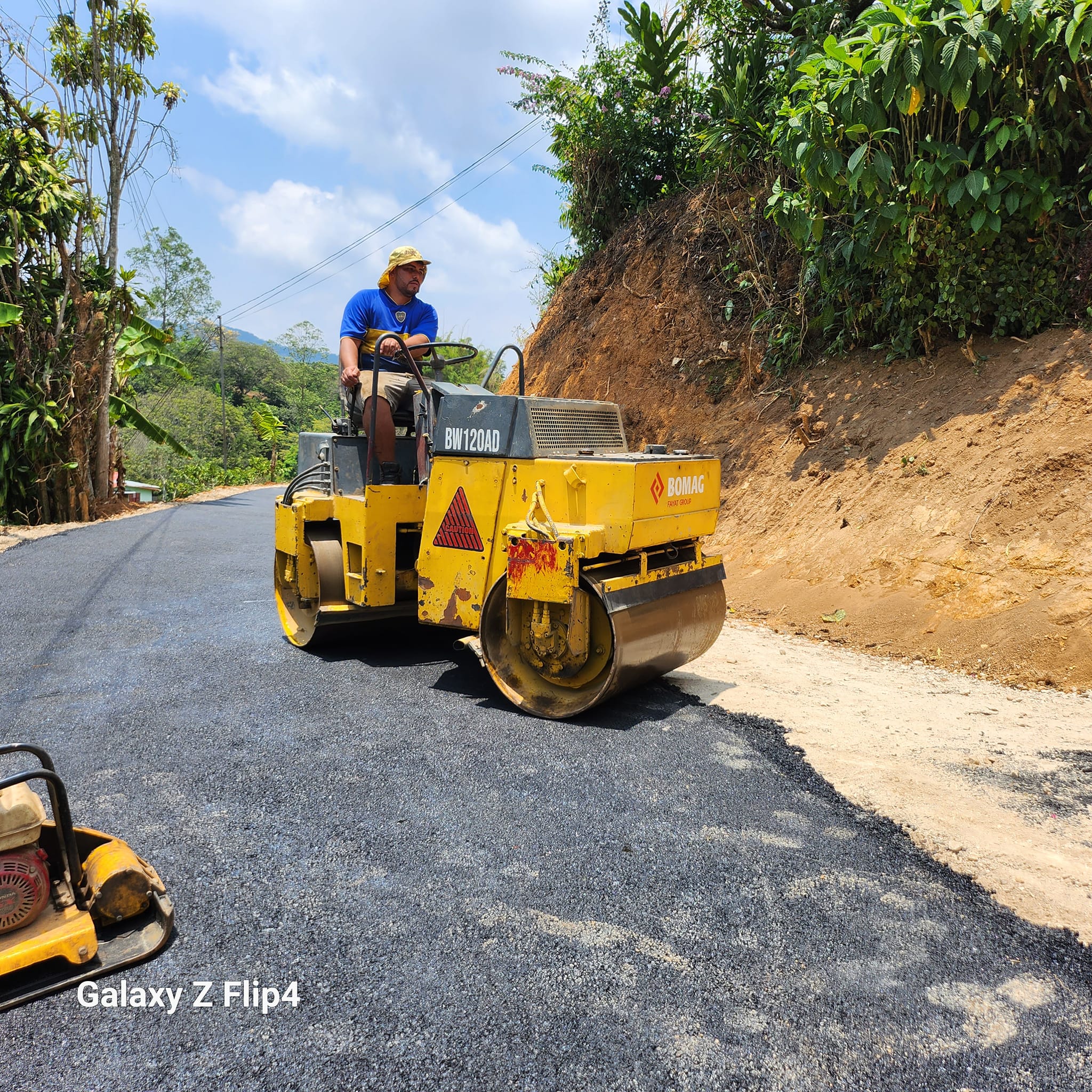 Equipo profesional de Asfaltos Greco trabajando en obras viales en Costa Rica